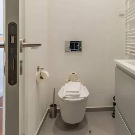 Spacious, Family Friendly 3br & 3wc. Ac/heating. *