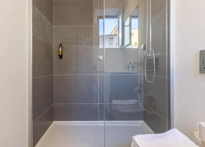 Spacious, Family Friendly 3br & 3wc. Ac/heating. *