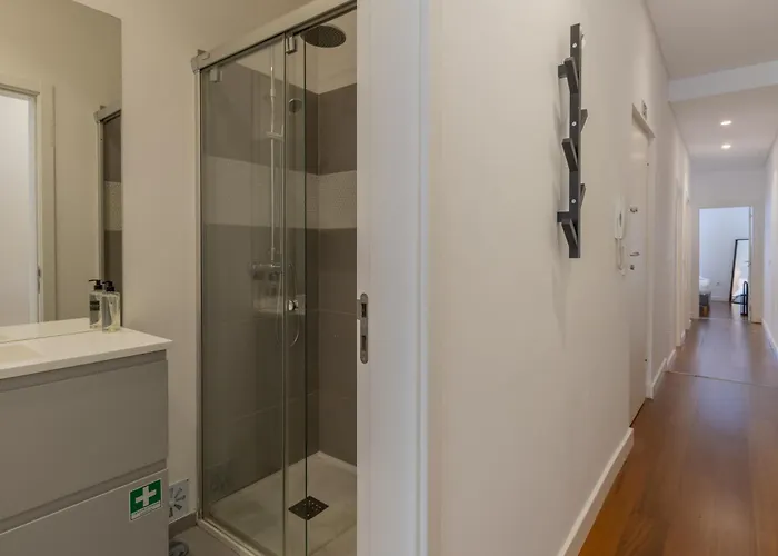 Spacious, Family Friendly 3br & 3wc. Ac/heating.