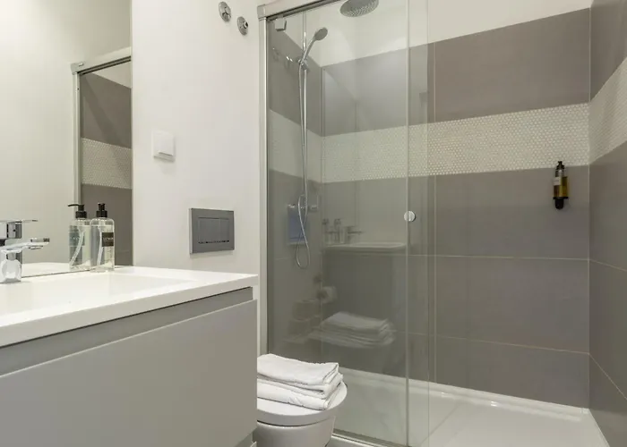 شقة Spacious, Family Friendly 3br & 3wc. Ac/heating. *