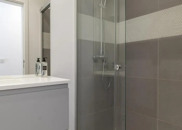 شقة Spacious, Family Friendly 3br & 3wc. Ac/heating. *